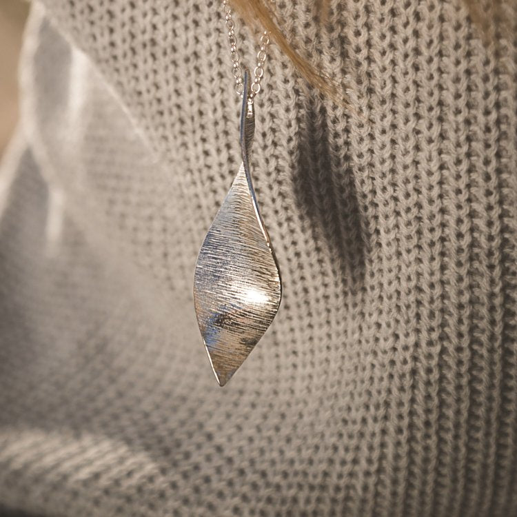 Bean Rí statement pendant