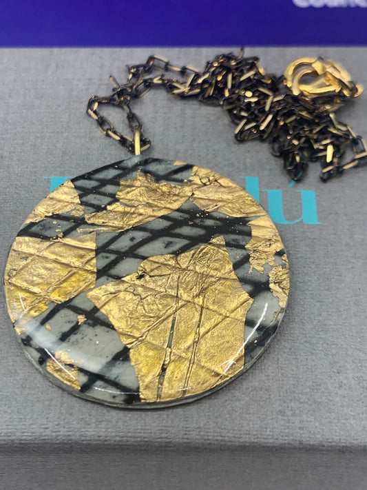 Ró sgraffito textile necklace in gold/black