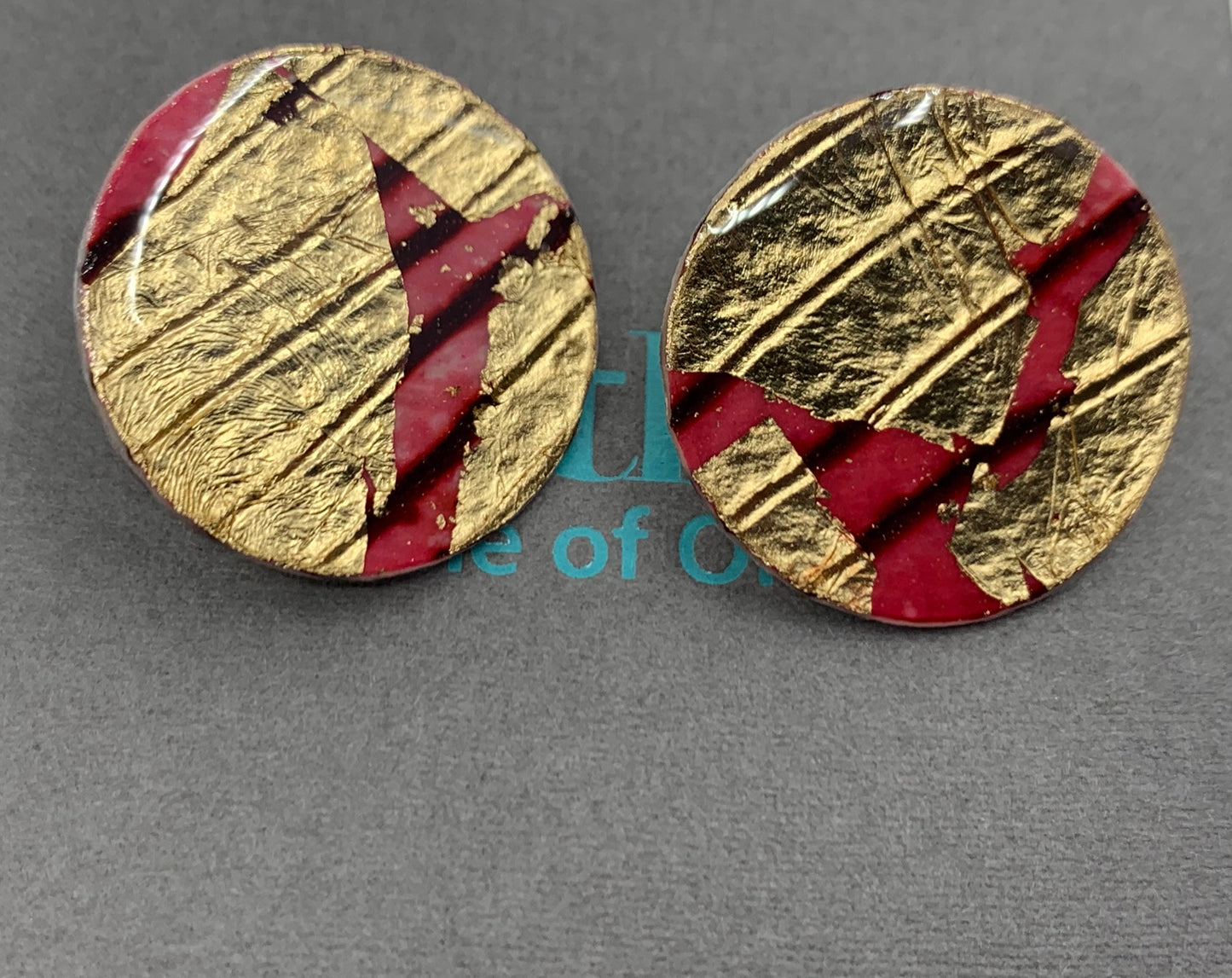 Ró sgraffito earrings in red and gold